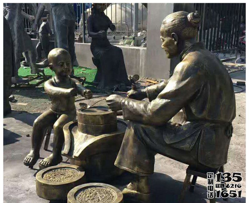 民俗景區擺放母子磨豆漿玻璃鋼仿銅雕塑 民俗景區擺放母子磨豆漿玻璃鋼仿銅雕塑