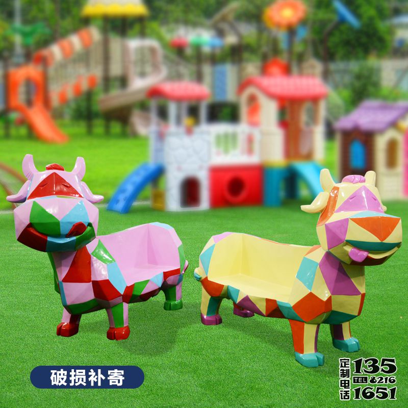 商場電影院走廊擺放的卡通彩繪奶牛玻璃鋼座椅雕塑 商場電影院走廊擺放的卡通彩繪奶牛玻璃鋼座椅雕塑