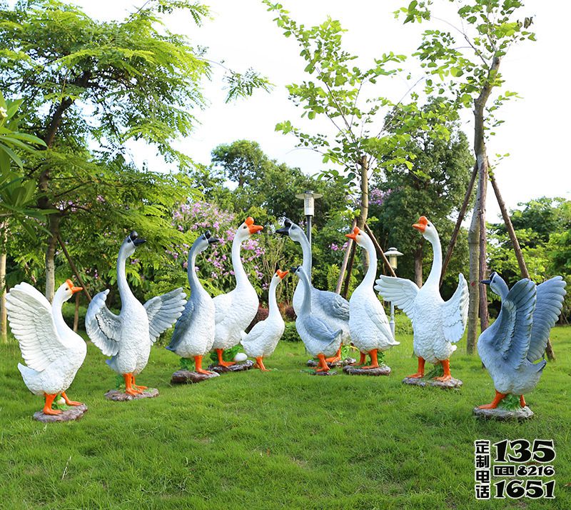 草坪玻璃鋼創(chuàng)意彩繪仿真動(dòng)物鵝雕塑 草坪玻璃鋼創(chuàng)意彩繪仿真動(dòng)物鵝雕塑