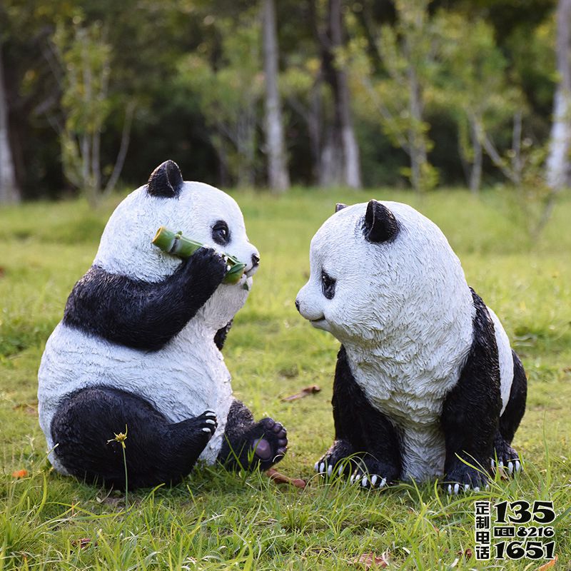公園草坪擺放的兩只玻璃鋼仿真動物國寶熊貓雕塑 公園草坪擺放的兩只玻璃鋼仿真動物國寶熊貓雕塑