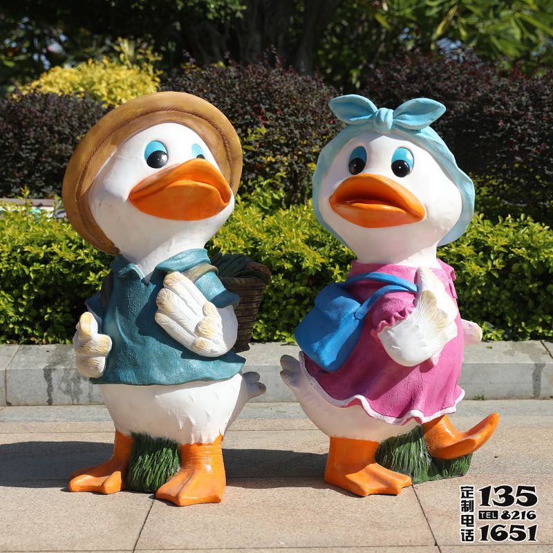 戶外玻璃鋼園林景觀花園庭院幼兒園可愛裝飾卡通鴨子雕塑 戶外玻璃鋼園林景觀花園庭院幼兒園可愛裝飾卡通鴨子雕塑