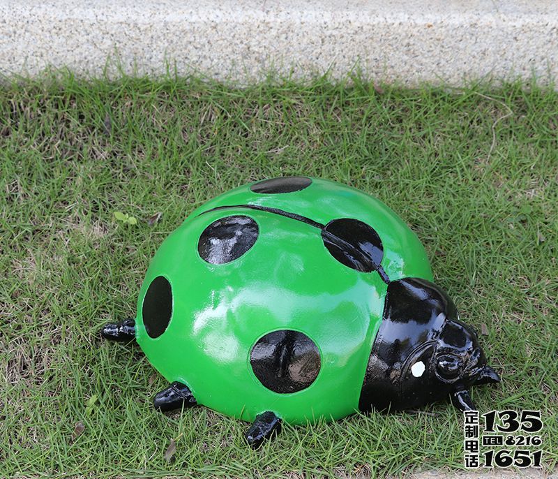 公園里擺放的小號綠色玻璃鋼卡通七星瓢蟲瓢蟲雕塑 公園里擺放的小號綠色玻璃鋼卡通七星瓢蟲瓢蟲雕塑