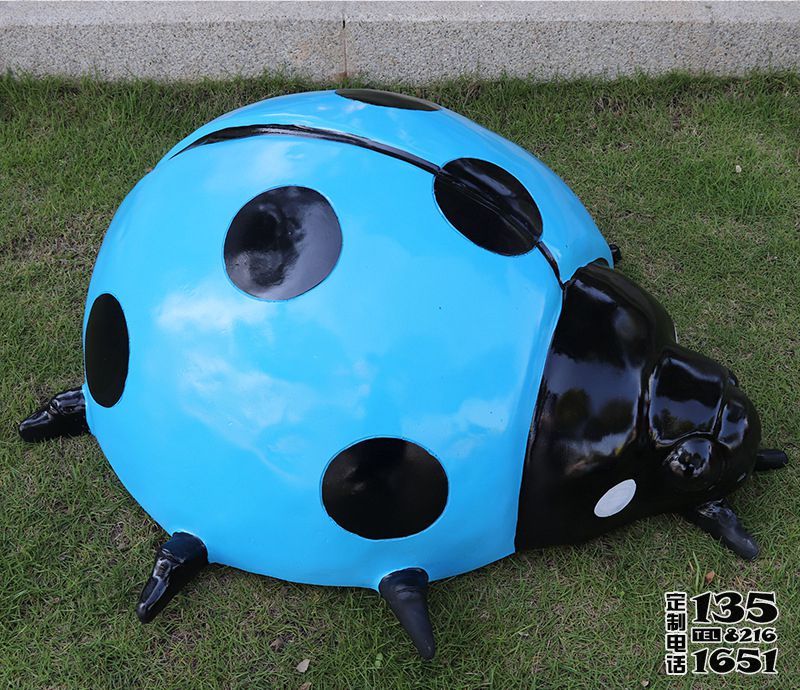 戶外草坪上擺放的大號藍色的玻璃鋼卡通七星瓢蟲雕塑 戶外草坪上擺放的大號藍色的玻璃鋼卡通七星瓢蟲雕塑