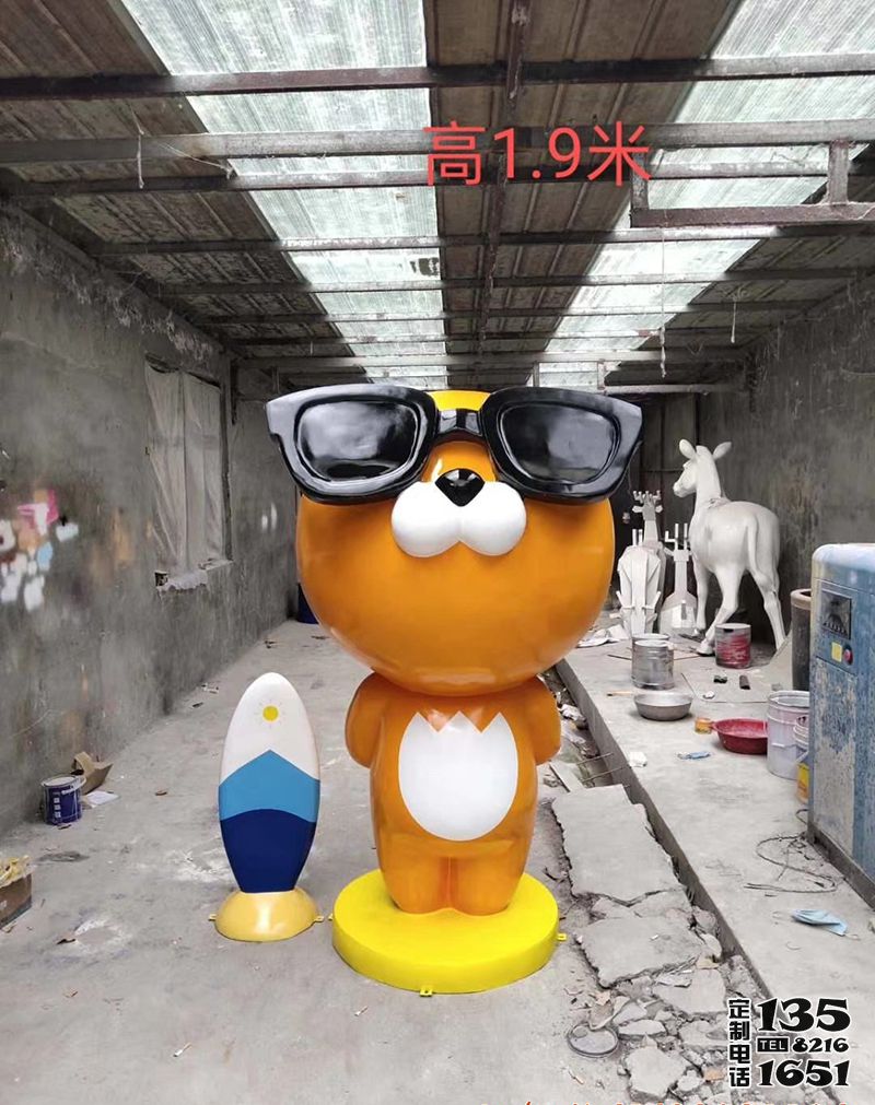 商場(chǎng)卡通樂(lè)園戴墨鏡彩繪玻璃鋼貓公仔雕塑 商場(chǎng)卡通樂(lè)園戴墨鏡彩繪玻璃鋼貓公仔雕塑