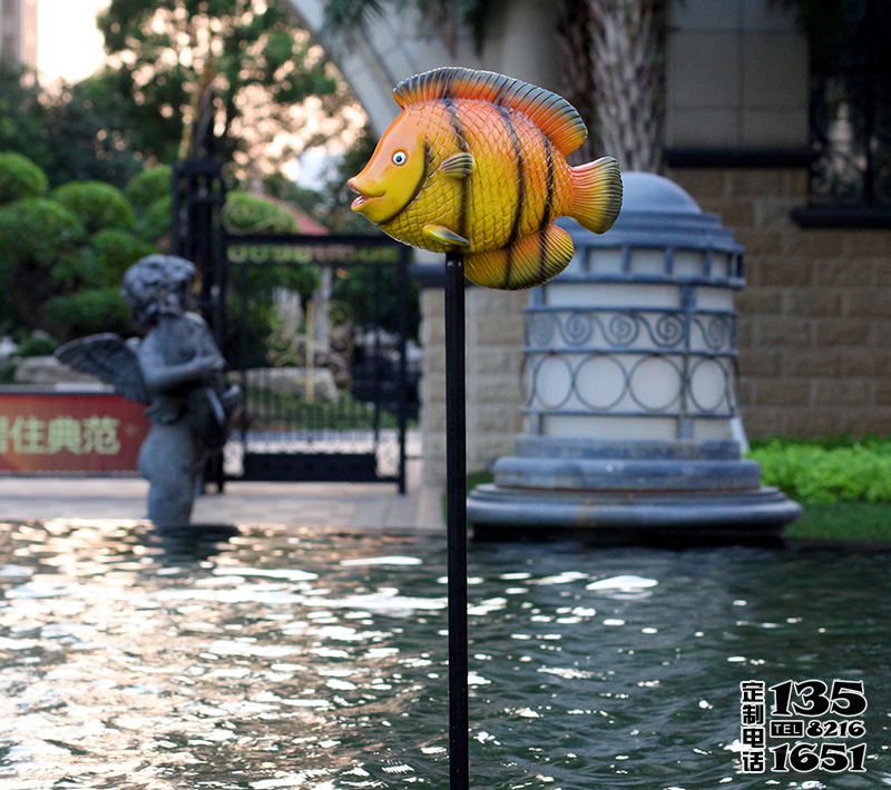 池塘玻璃鋼卡通魚(yú)雕塑擺件 池塘玻璃鋼卡通魚(yú)雕塑擺件